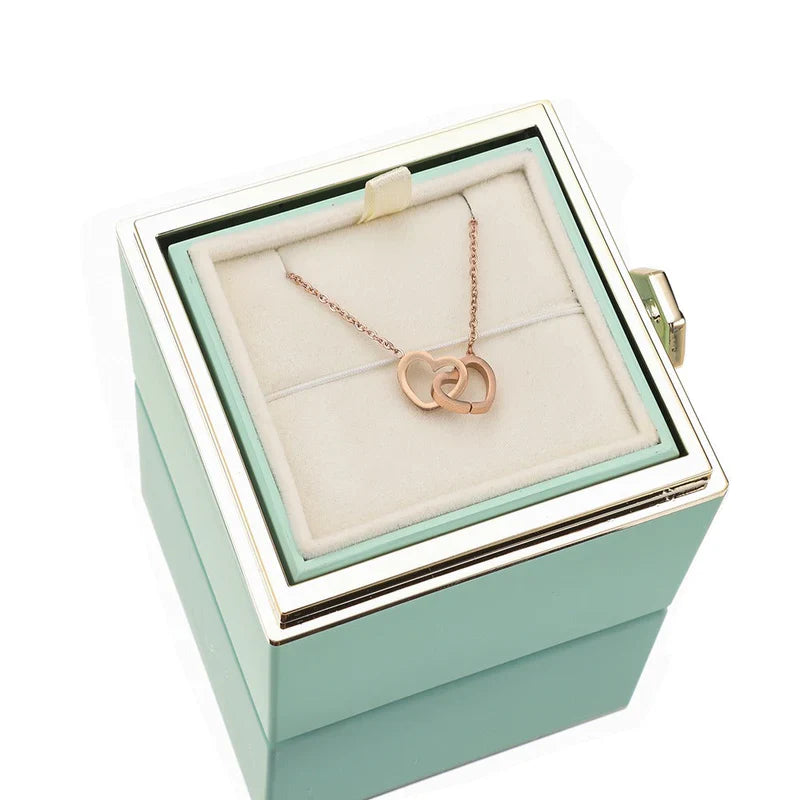 Kit Amor Completo: Rosa Eterna com Colar Personalizado + 2 Chaveiros + Ebook Guia do Amor